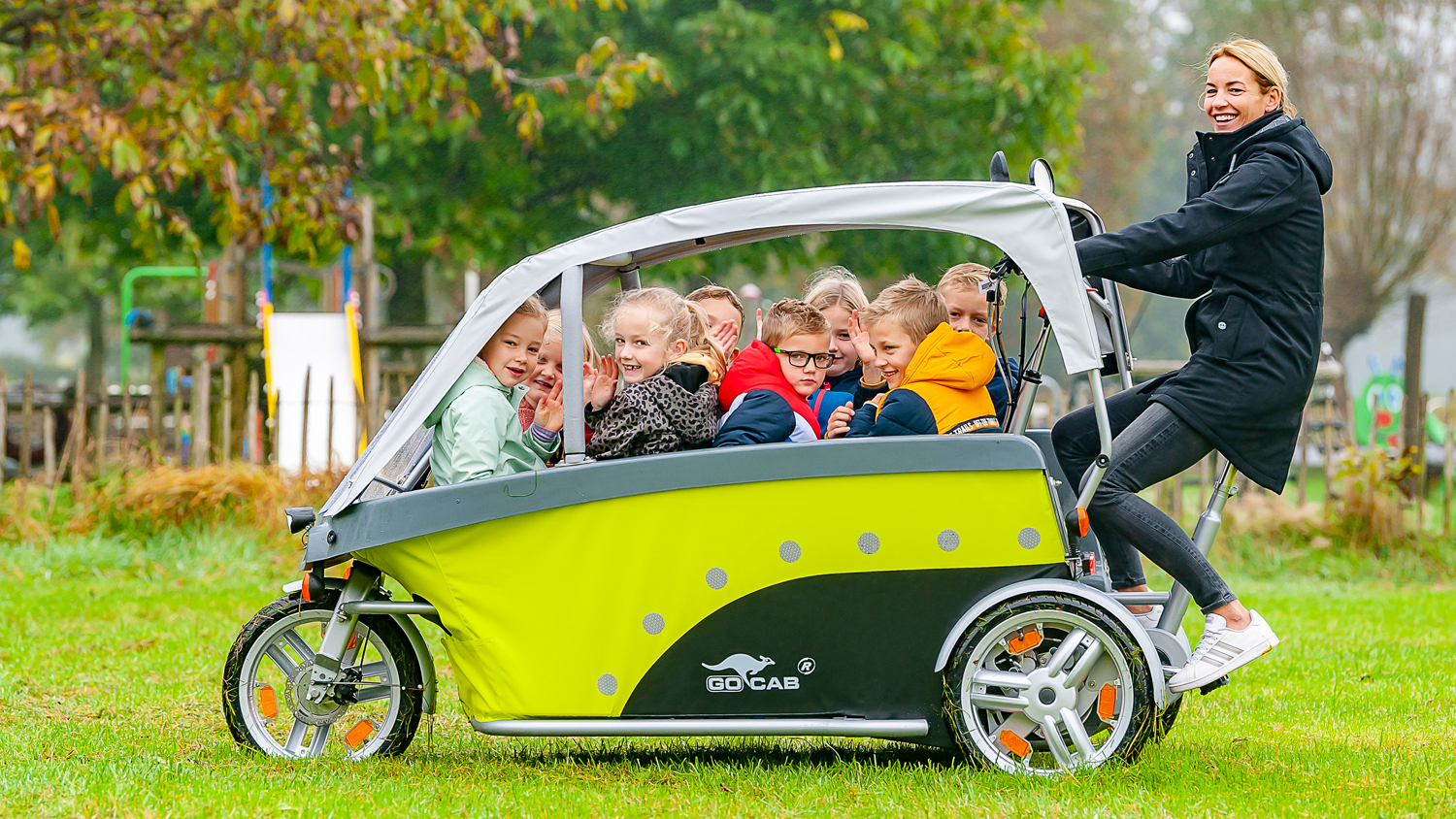 GoCab fietstaxi voor kinderen met 8 kinderen en begeleider